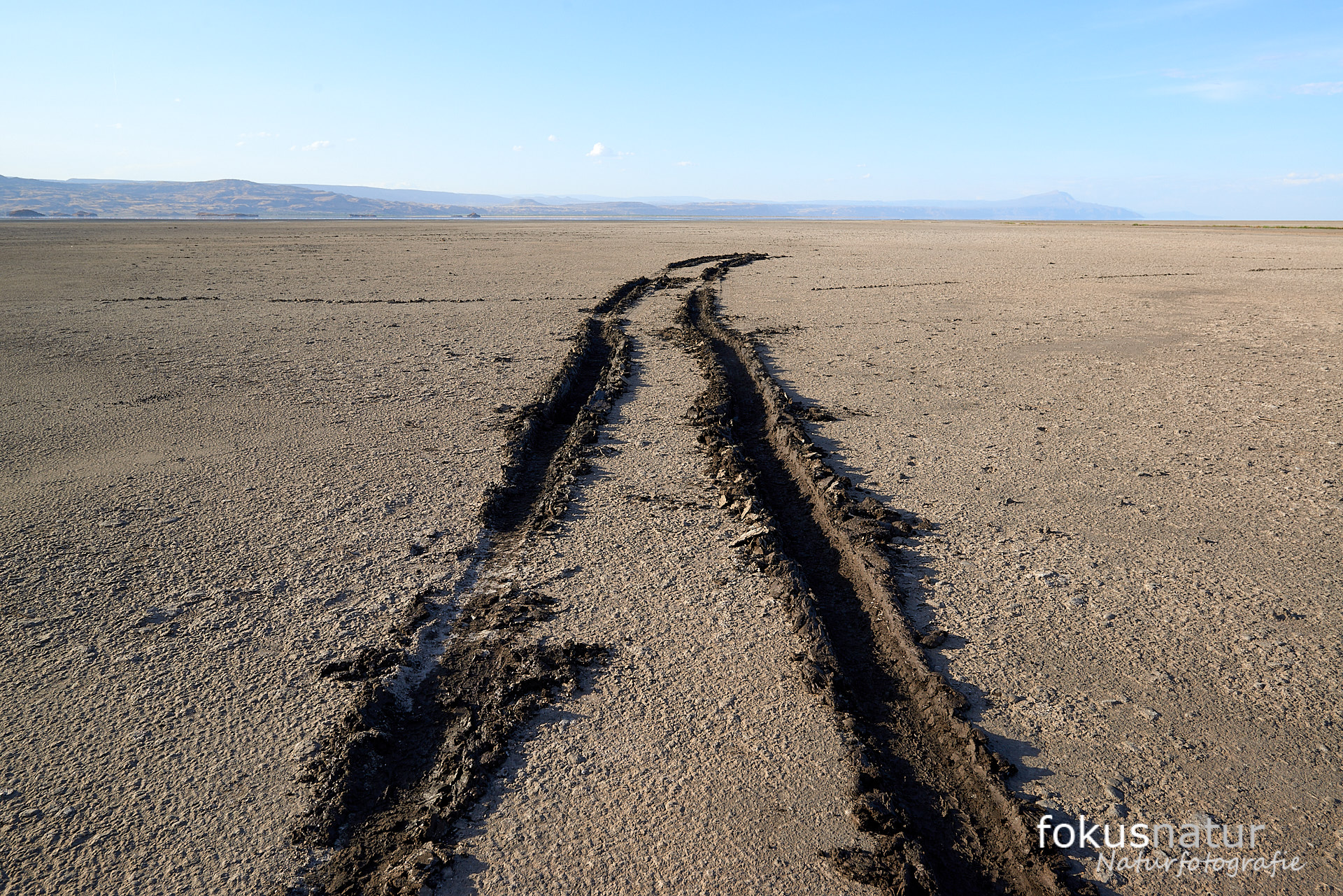 Wagenspuren im Lake Natron Wagenspuren im Lake Natron