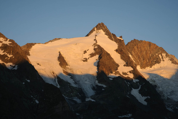 Sonnenuntergang über dem schneebedeckten Großglockner in den Alpen.