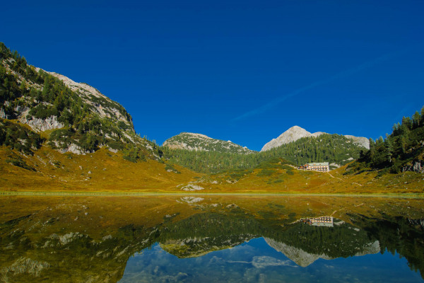 Alpines Bergpanorama mit spiegelndem Funtensee im Herbst.