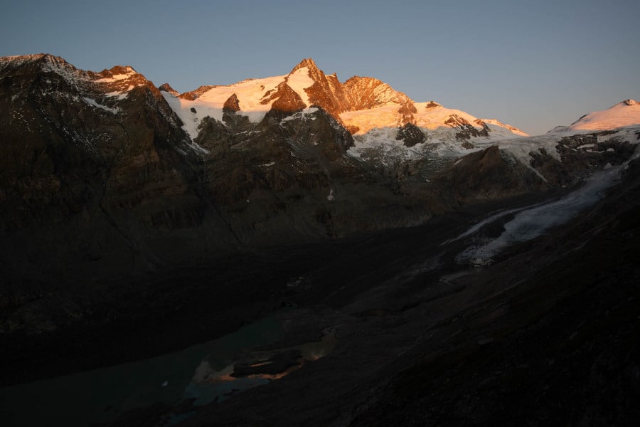 Alpenglühen über den Gipfeln des Großglockners in den Alpen.