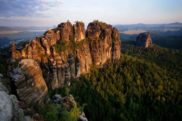 Imposante Sandsteinfelsen der Schrammsteine im Elbsandsteingebirge bei Sonnenaufgang.