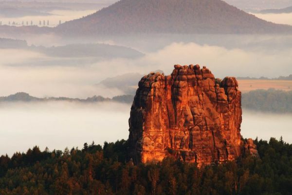 Markante Felsformation im nebelverhangenen Elbsandsteingebirge.