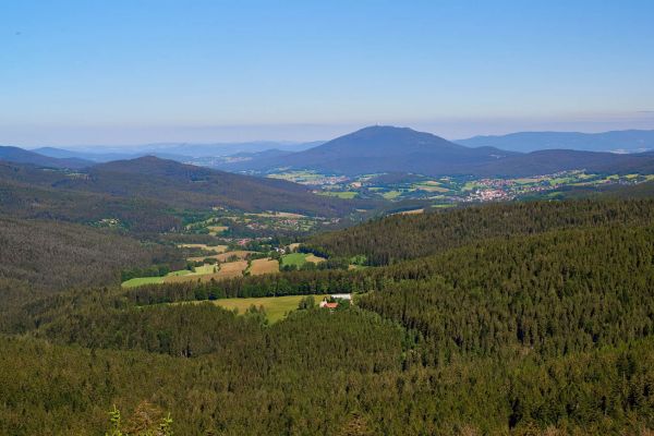 Panorama des Lamer Winkels im Bayerischen Wald mit Wäldern und Hügeln.