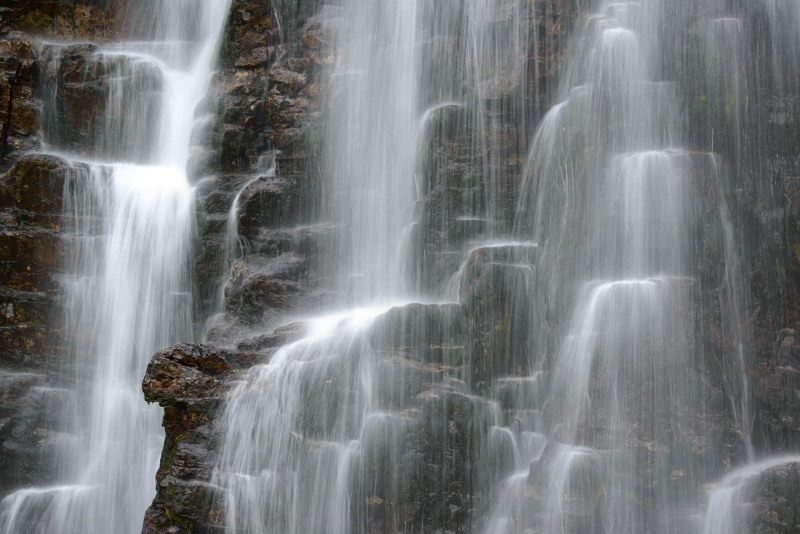 Wasserkaskaden fließen über Felsen am Storulfossen in Norwegen.