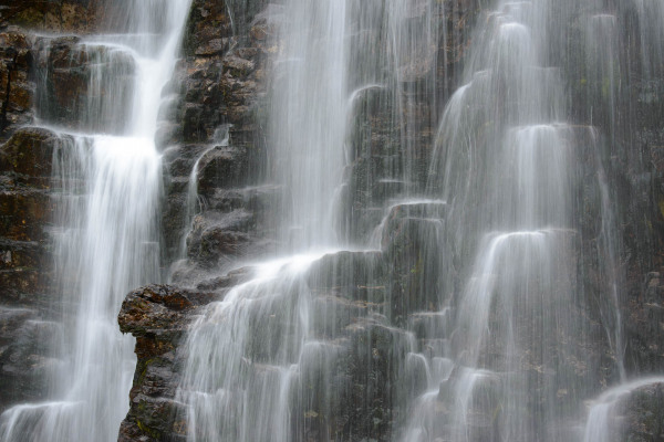 Wasserkaskaden fließen über Felsen am Storulfossen in Norwegen.