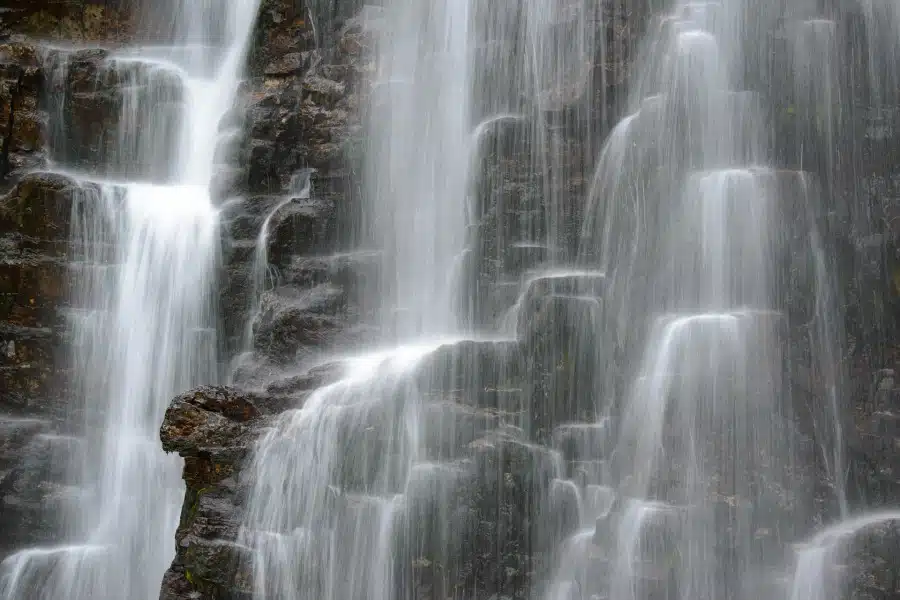 Wasserkaskaden fließen über Felsen am Storulfossen in Norwegen.