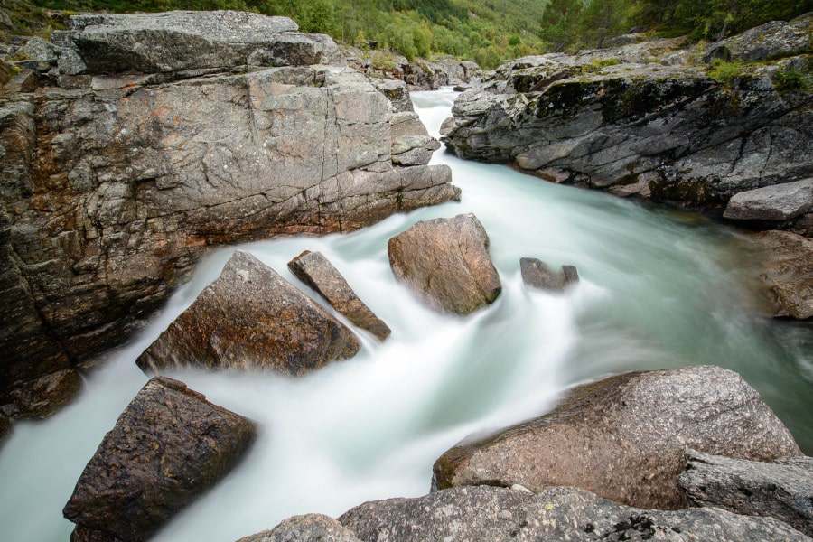 Ein Fluss fließt durch eine felsige Schlucht in Norwegen.