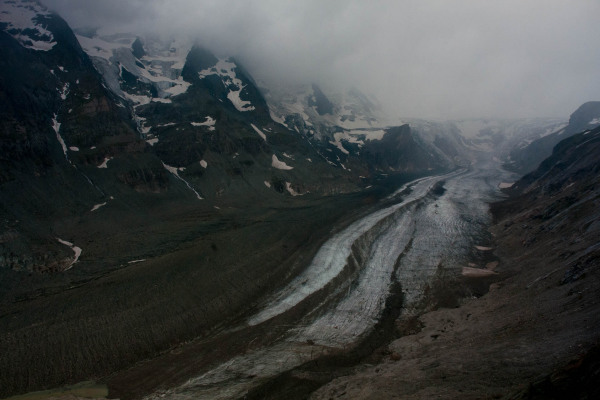 Der Pasterzengletscher am Großglockner unter bewölktem Himmel.