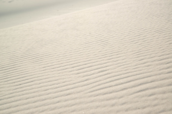 Gewellte Sanddünen an einer afrikanischen Küstenlinie