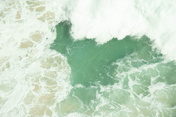 Dynamische Wellenbewegungen an der südafrikanischen Küstenlinie.