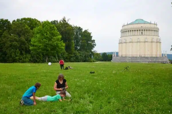 Eine Wiese mit ihren Bewohnern ist Fotomotiv während eines Foto-Workshops.