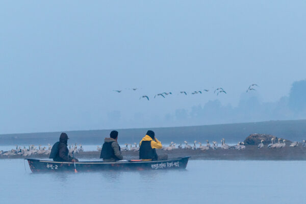 Ein Boot mit Naturfotografen im Satpura Park.