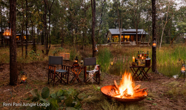 Ein Lagerfeuer in der Reni Pani Jungle Lodge