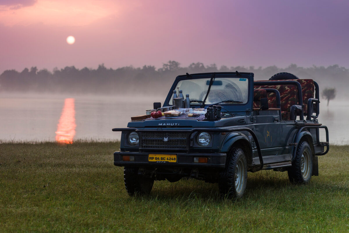 Ein Safari-Auto im Satpura-Nationalpark bei Sonnenungergang.