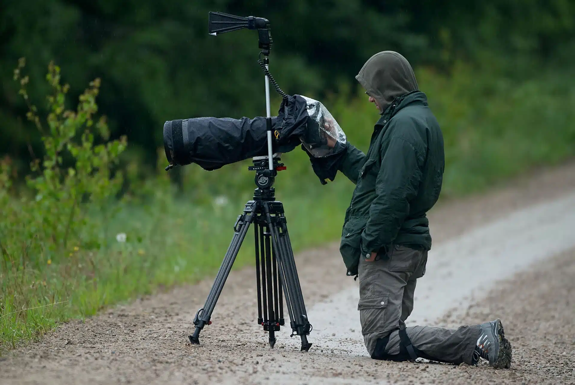 Naturfotograf im Regen