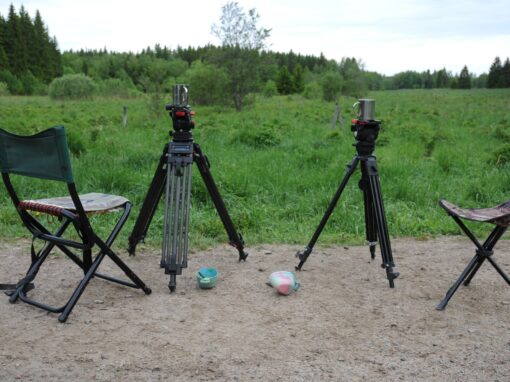 Zwei Stative dienen als Tassenhalter